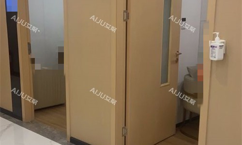 成都军大整形诊室门口展示