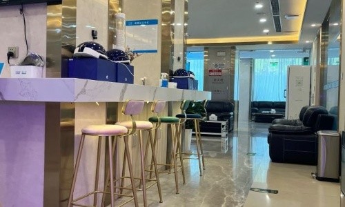 终结“头顶沙漠”！奉上碧莲盛植发价格一览表，为您量身打造更具性价比的植发方案！