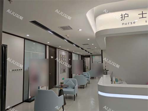 北京加减美医疗美容门诊部护士站旁走廊休息区