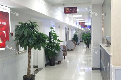 成都军建整形内部过道休息区环境