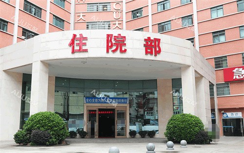 广东药科大学附属第三医院门口