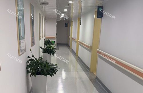 北京煤医医疗美容走廊环境图